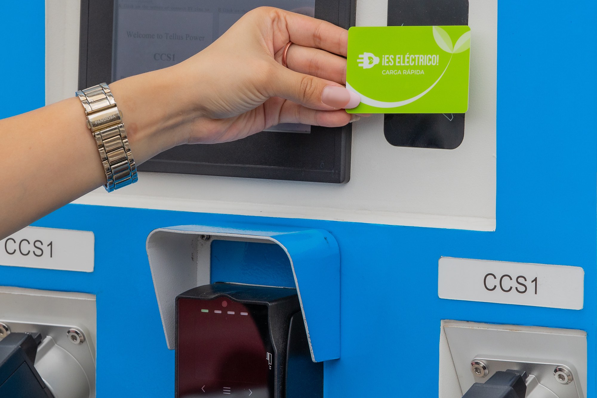 BMW y MINI entregarán a compradores de vehículos eléctricos tarjeta para el uso de cargadores rápidos del ICE