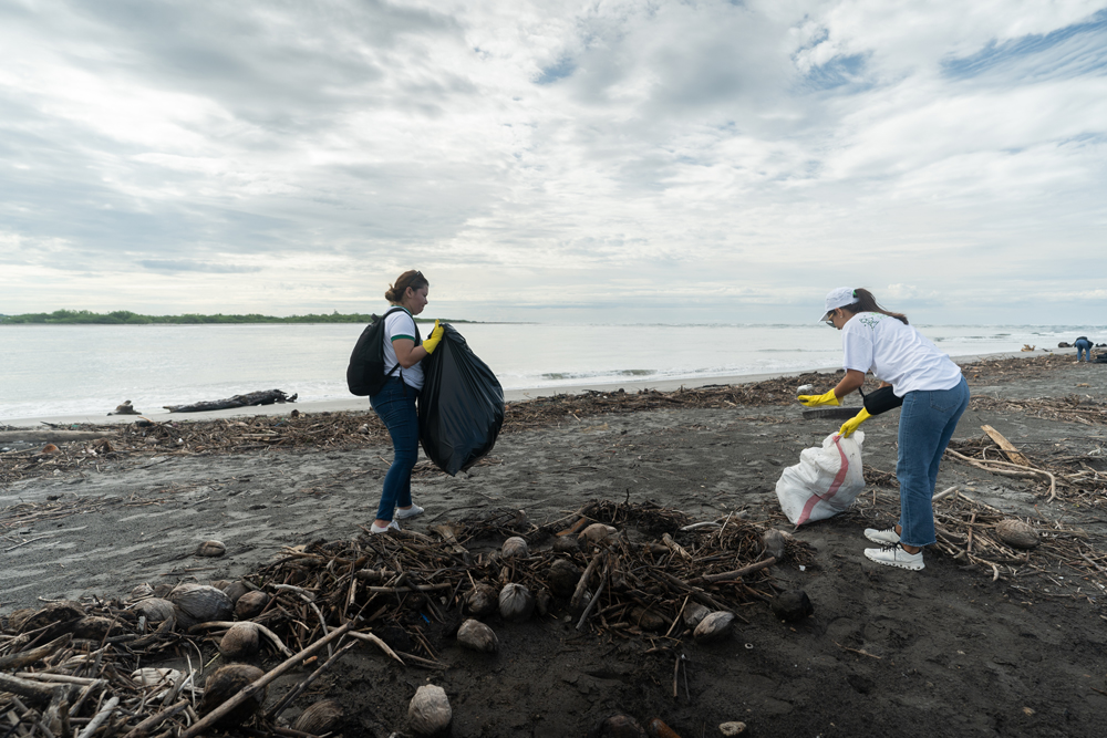 Banco Promerica El Salvador realiza jornada de limpieza de playas en la Costa del Sol