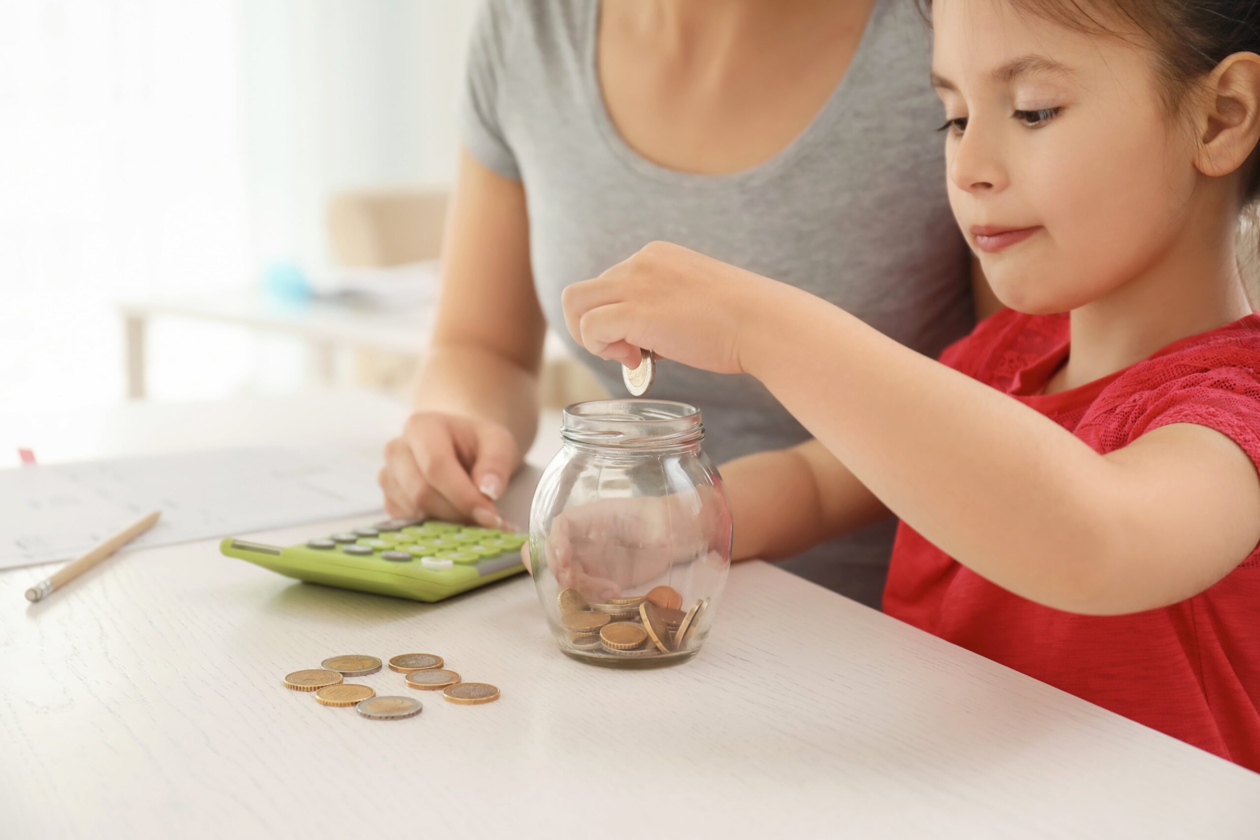 Inculcar el hábito del ahorro en los niños puede convertirse en un propósito de oro en este 2024