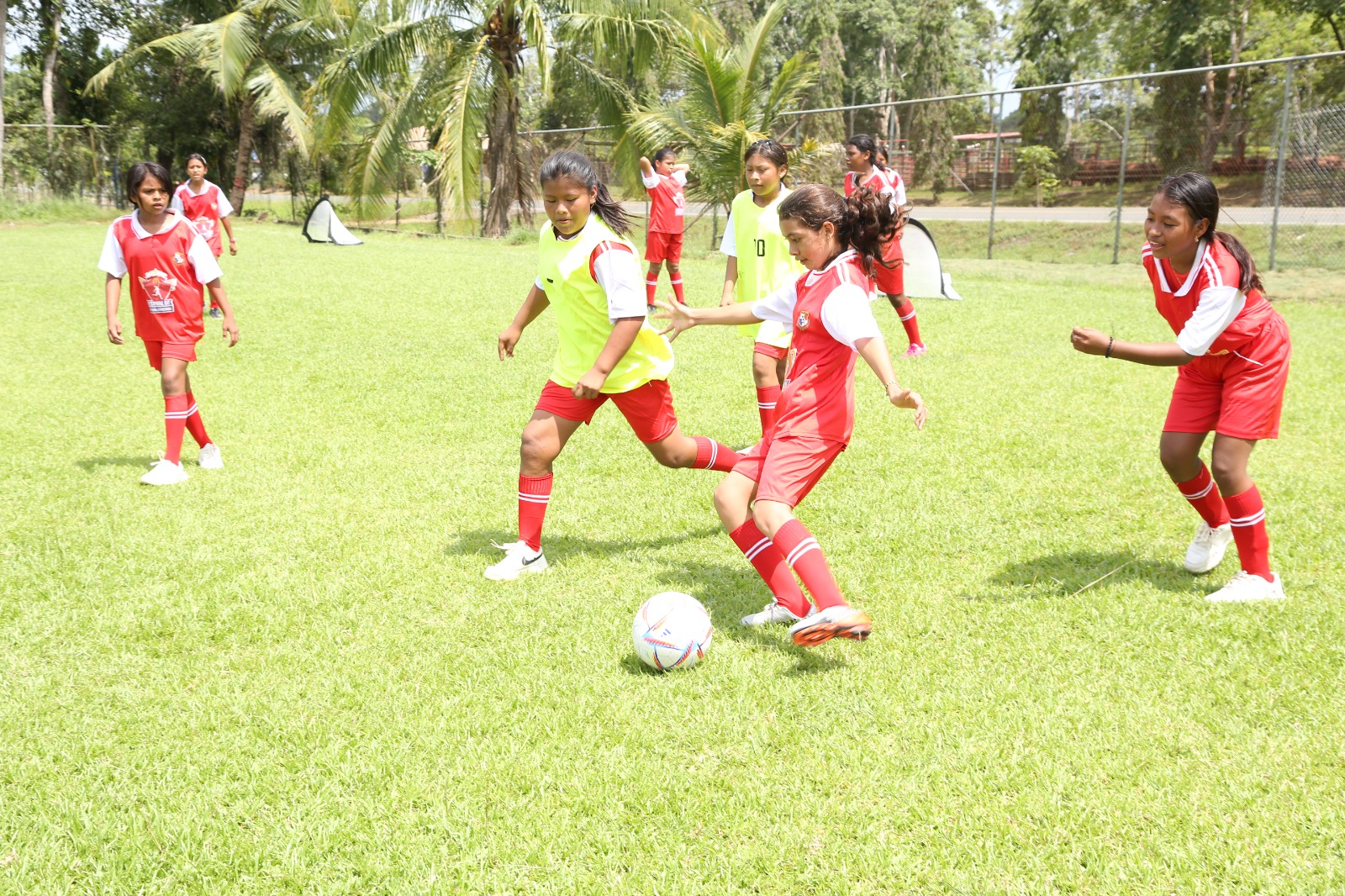 Arcos Dorados y Fepafut cierran con éxito gira de fútbol para niñas en Panamá