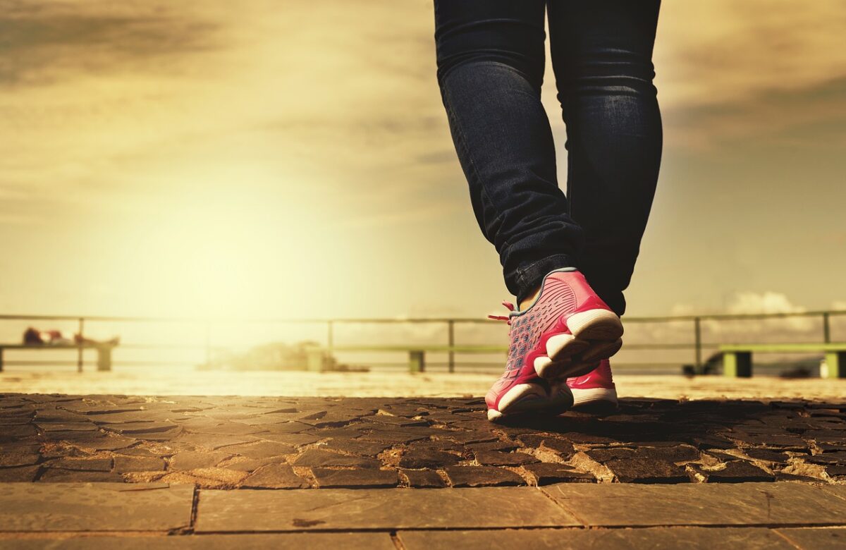 Seis estrategias para convertir una caminata en un ejercicio completo de abdominales