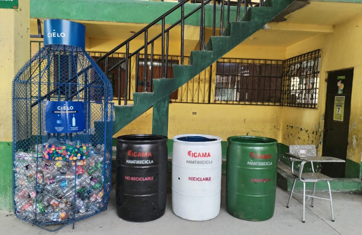 AJE se unió al proyecto AmatiRecicla para recolección y clasificación de plásticos en escuelas