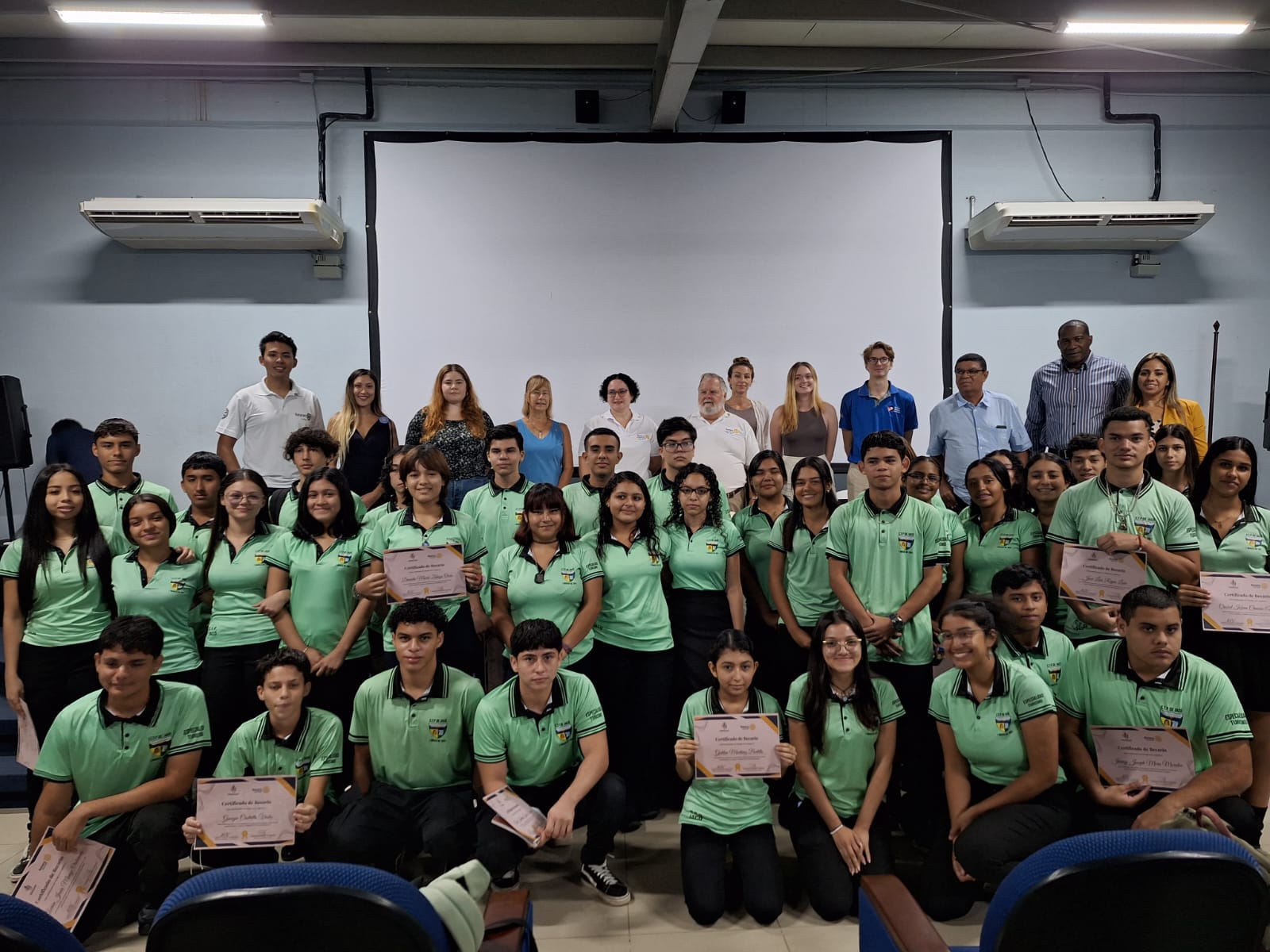 Programa “Cambiando Vidas” benefició a 40 jóvenes de Jacó con becas para Inglés e Informática