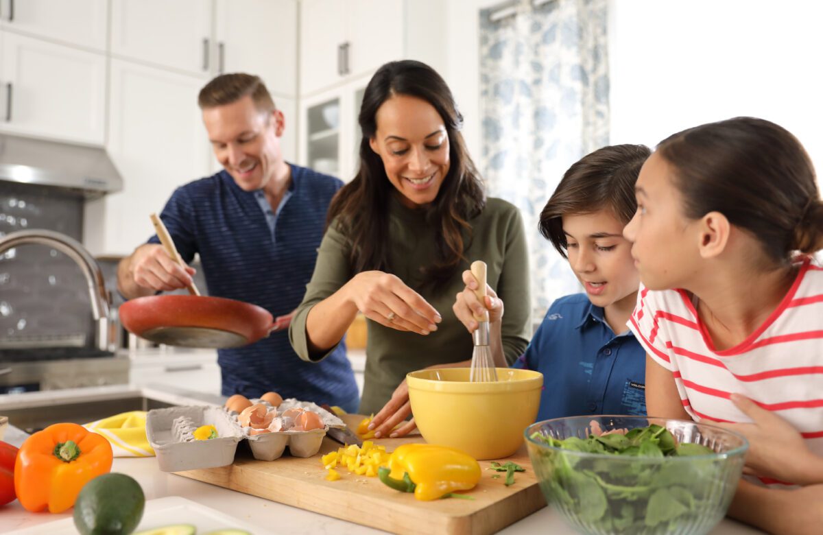 Comparta tiempo en familia mientras prepara las cenas festivas