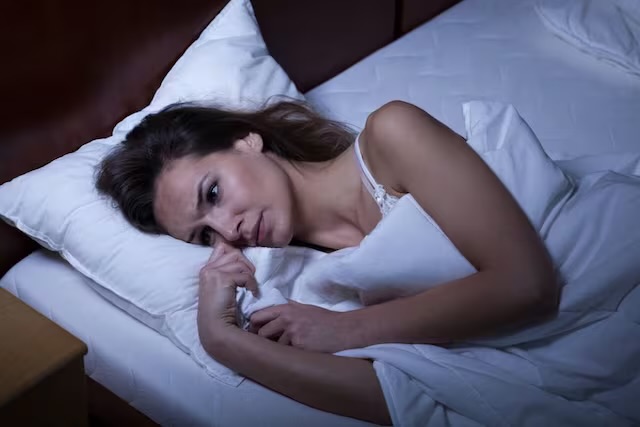 ¿Se despierta en medio de la noche? Estas recomendaciones de expertos prometen ayudarlo a conciliar el sueño