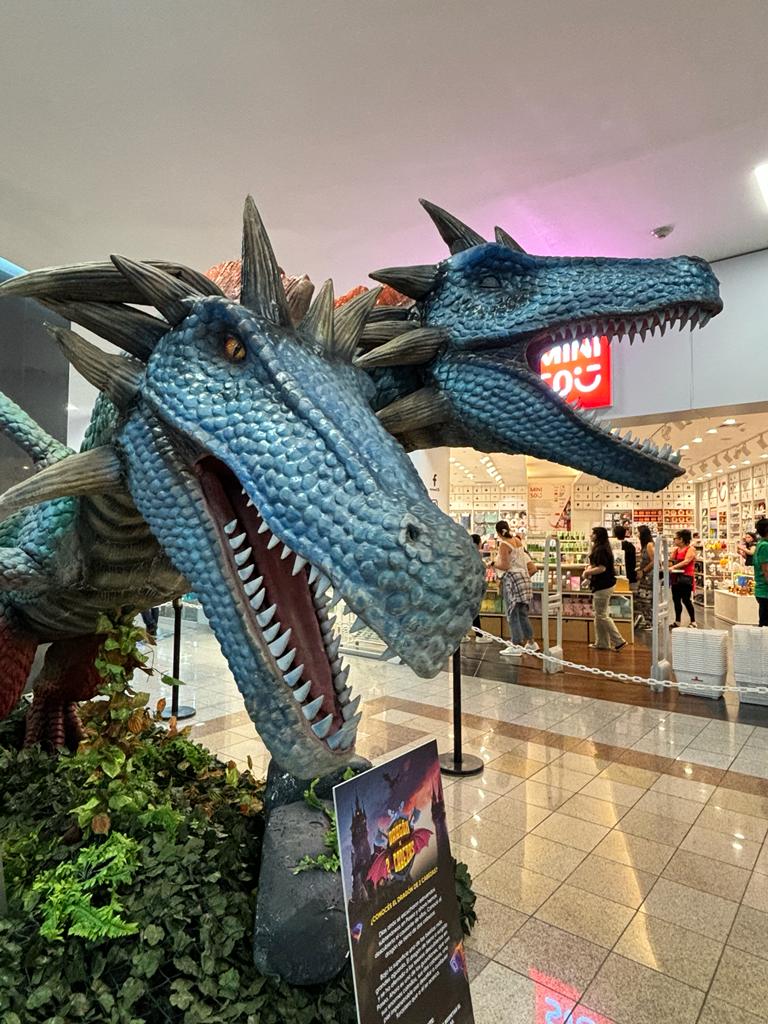 Exhibición de dragones gigantes animatrónicas toman Paseo de las Flores