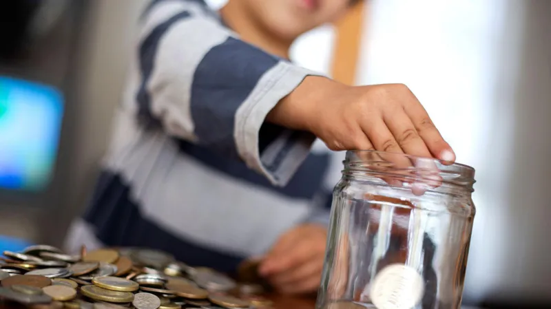 3 consejos para ahorrar para tus hijos (y enseñarles el valor del dinero)