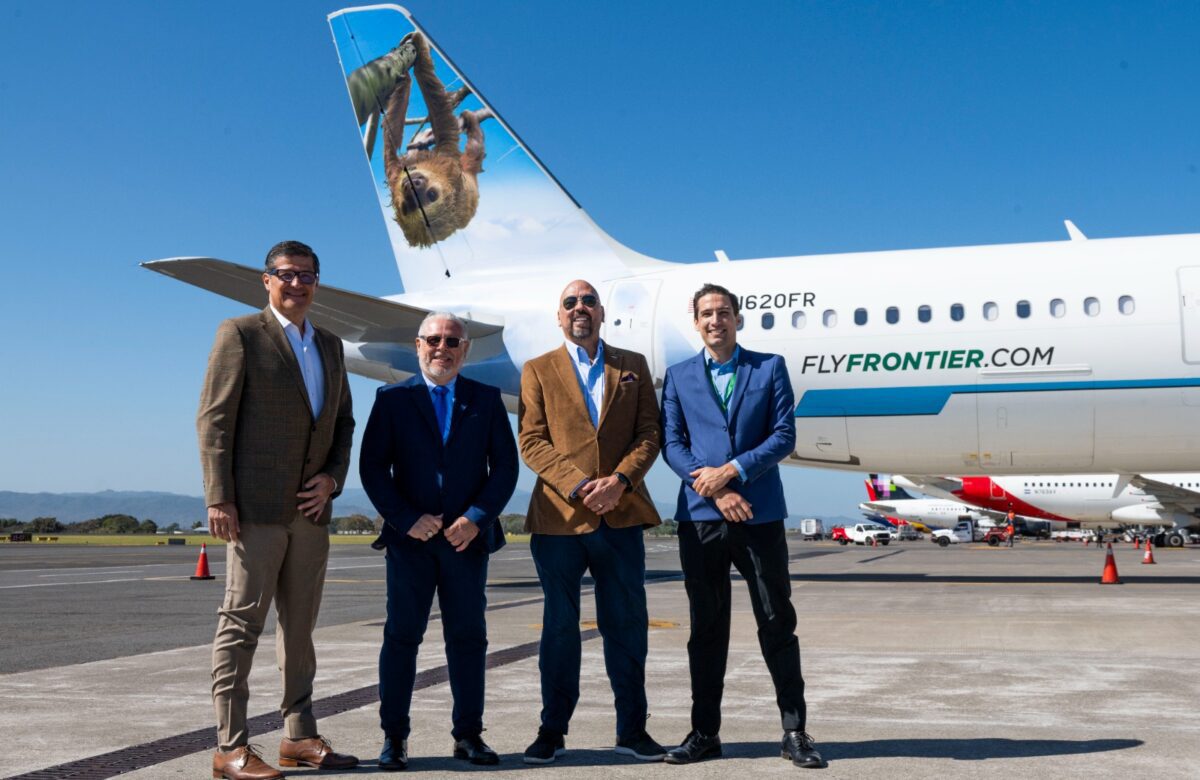 Avión de Frontier Airlines decorado con “Tico” el Perezoso recibe especial bienvenida en Costa Rica