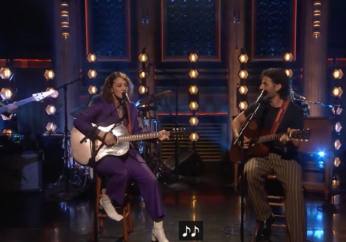 Gaby Moreno y Óscar Isaac brillan en el Tonight Show de Jimmy Fallon