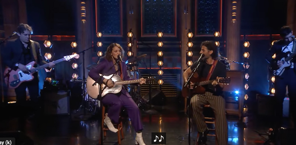 Gaby Moreno y Óscar Isaac brillan en el Tonight Show de Jimmy Fallon