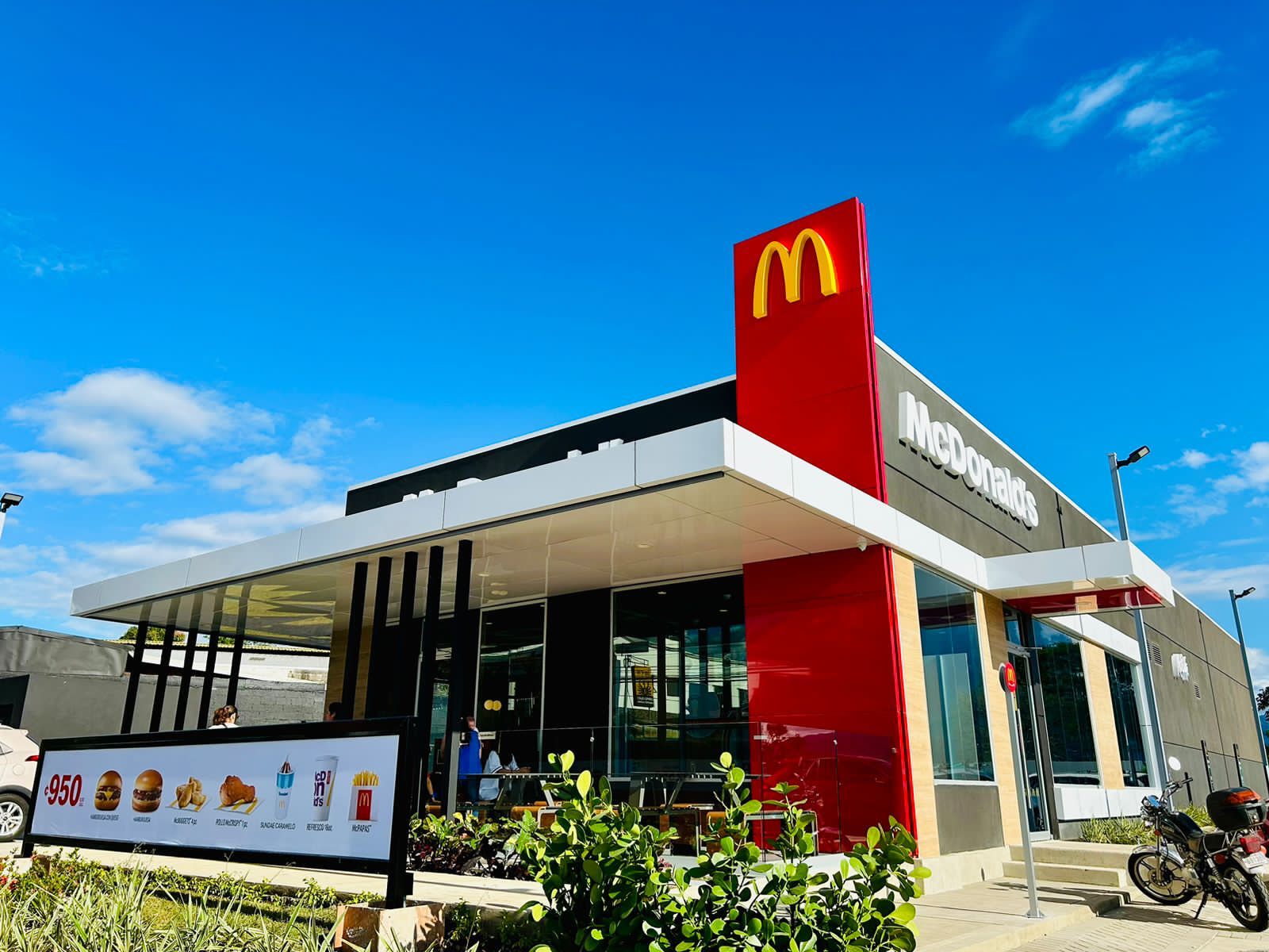 Arcos Dorados concluye el 2023 con la apertura de dos nuevos restaurantes en Aserrí y El Roble de Alajuela