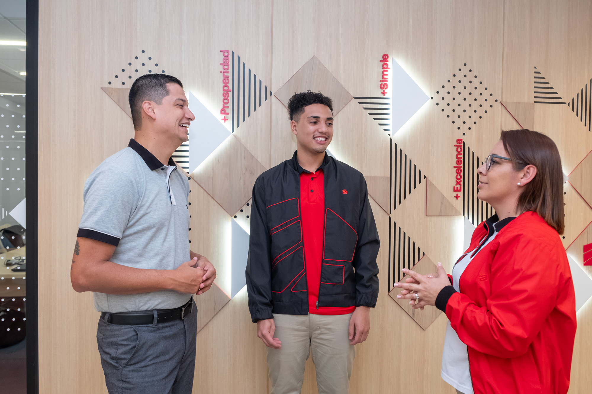 BAC vestirá a su Gente con uniformes sostenibles en las sucursales de la región