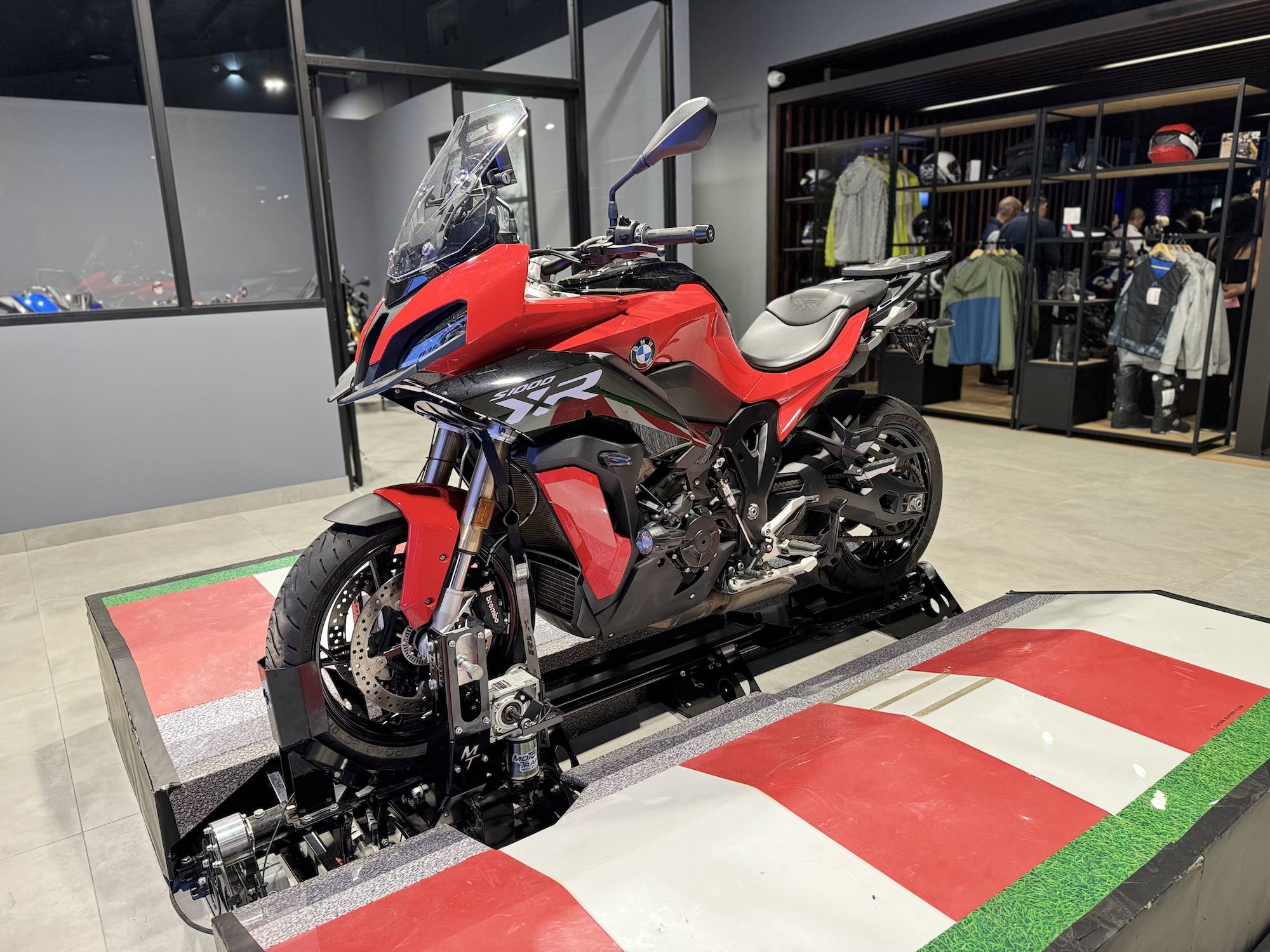  Red Motors invierte US$6 millones en el nuevo showroom para su línea de motocicletas y presenta BMW Servicios Financieros para sus marcas premium