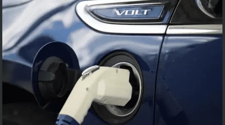 Crean una batería para autos eléctricos que puede cargar en tiempo récord