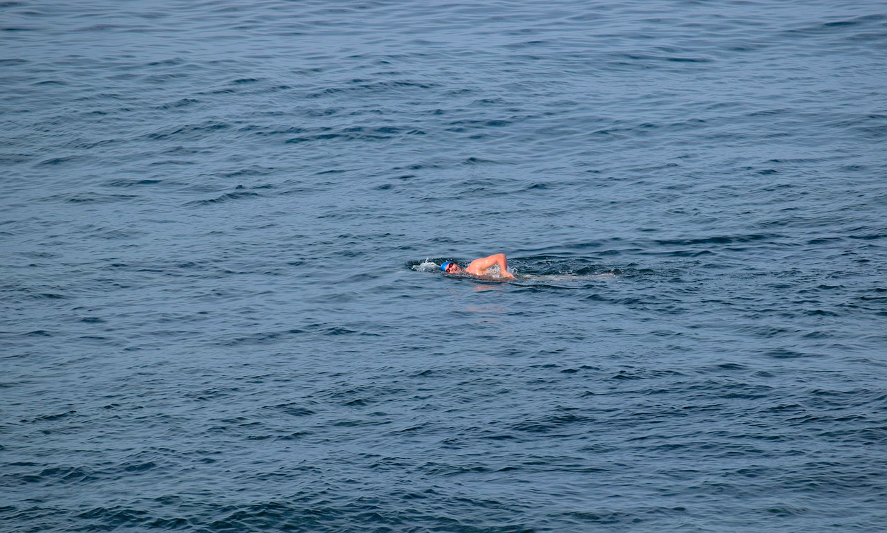 Cuáles son los beneficios de nadar en el mar para la salud mental