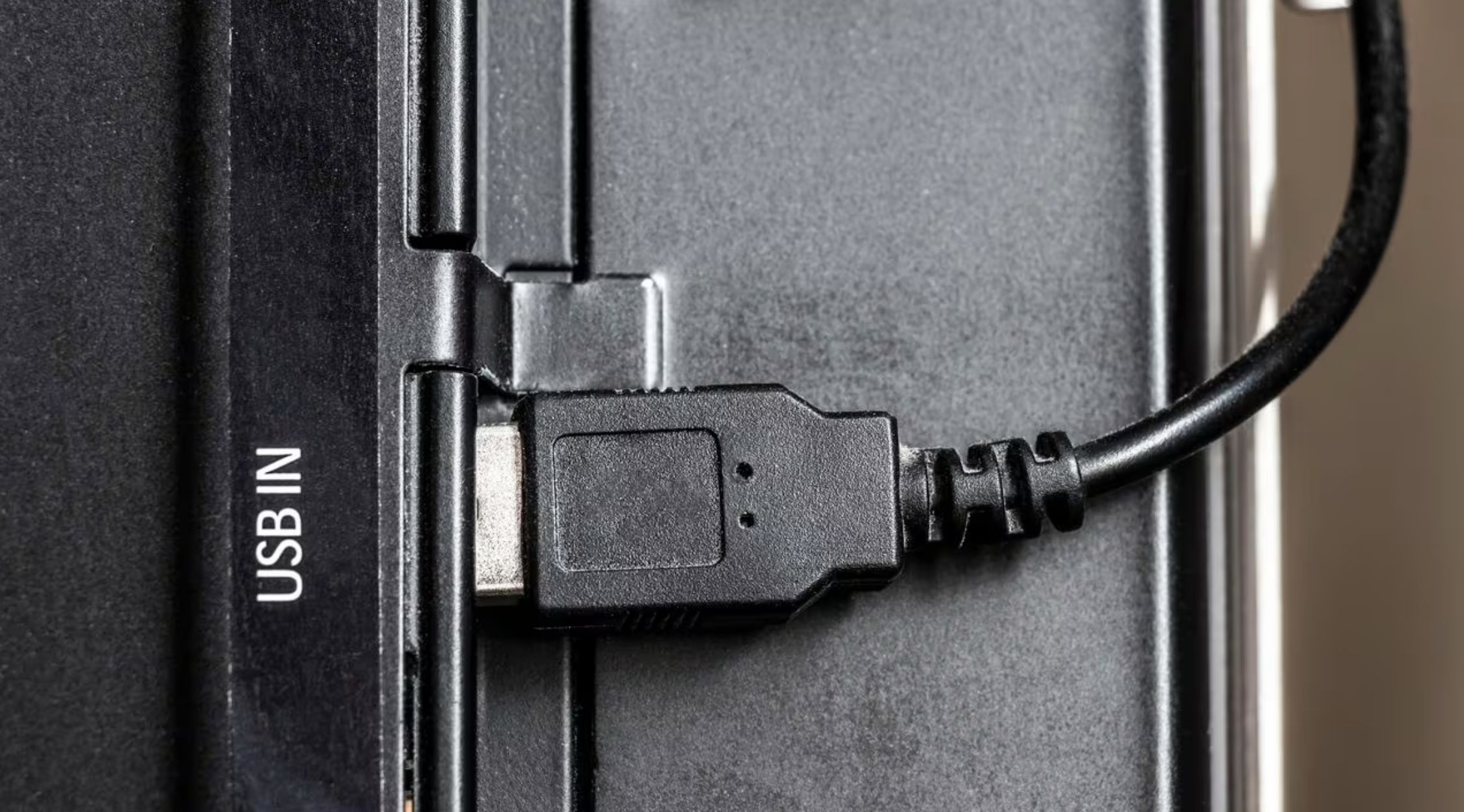 ¿Para que sirven los puertos USB que están detrás de los televisores?