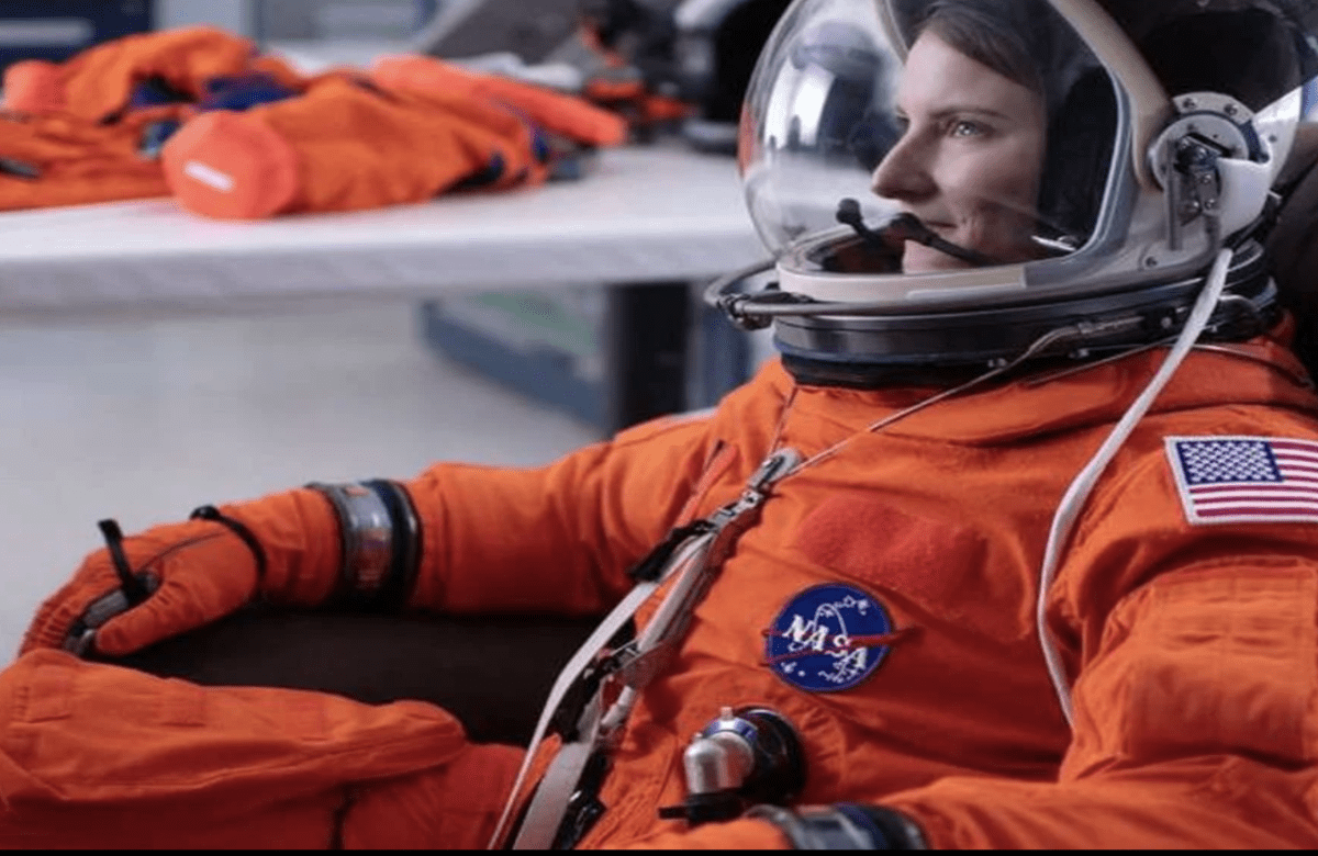¿Por qué los astronautas usan trajes naranjas en el espacio?