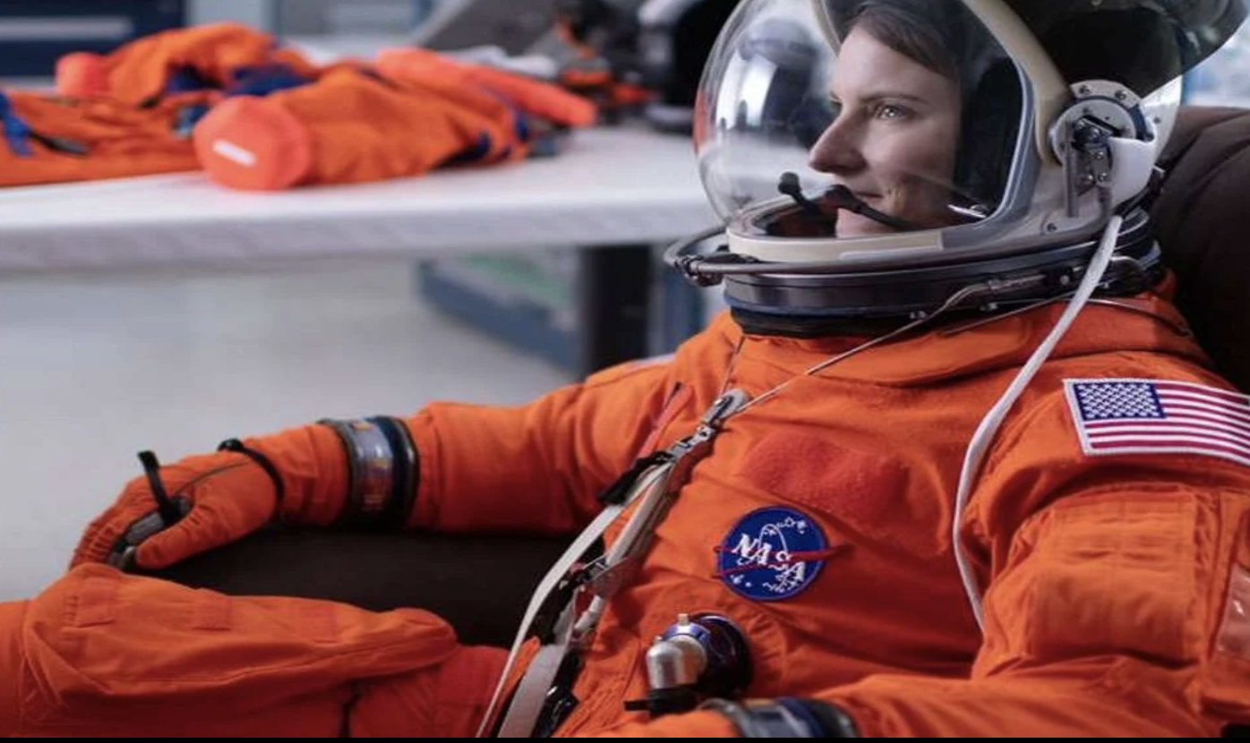 ¿Por qué los astronautas usan trajes naranjas en el espacio?