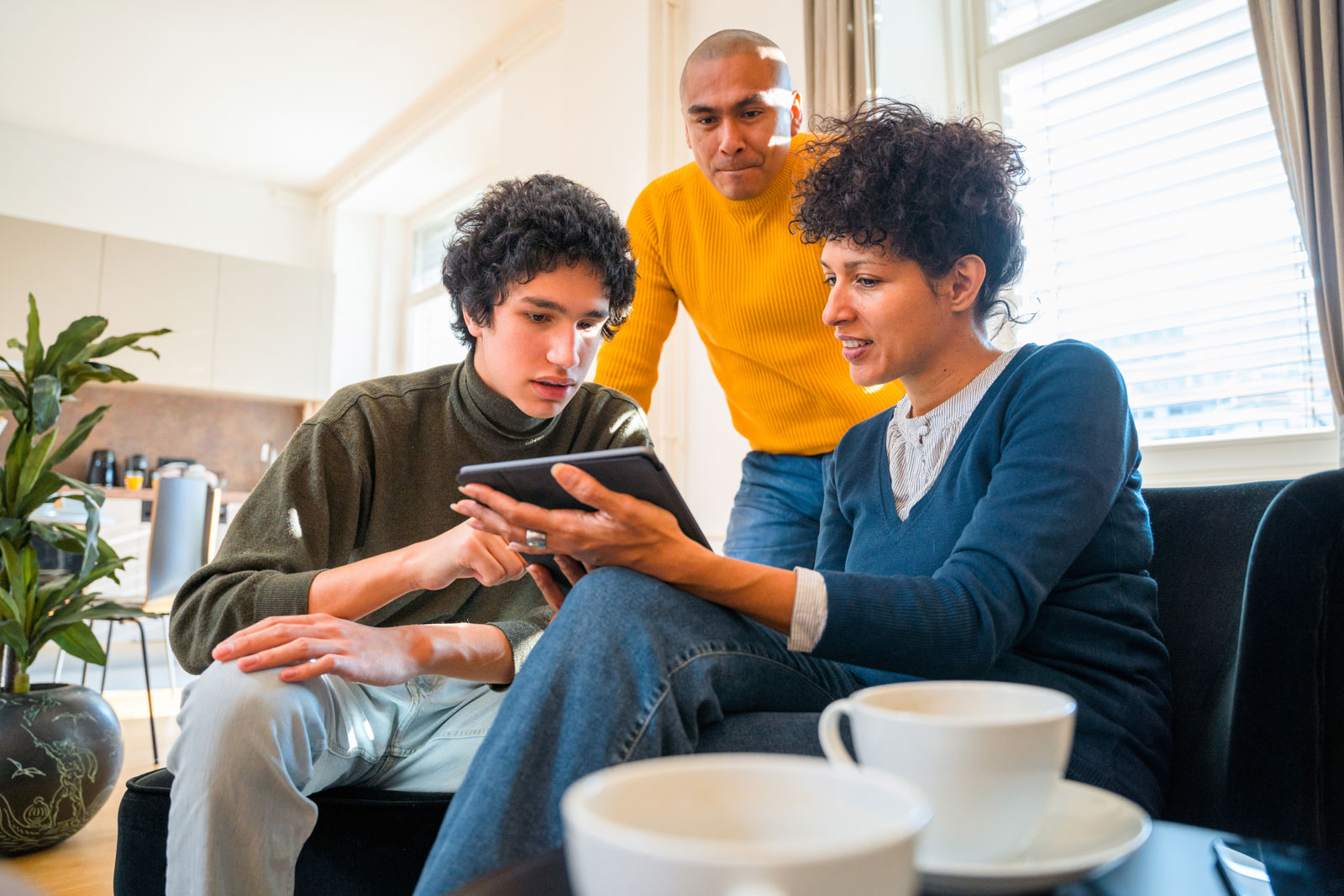 El aumento en la adopción de la tecnología de IA generativa crea entusiasmo y subraya la importancia de las conversaciones familiares sobre la seguridad en línea, según Microsoft