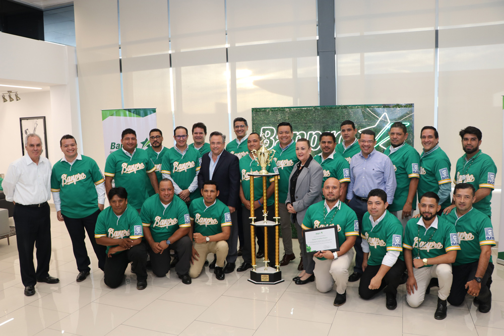 Equipo de Sóftbol de Banpro entrega el trofeo de campeones