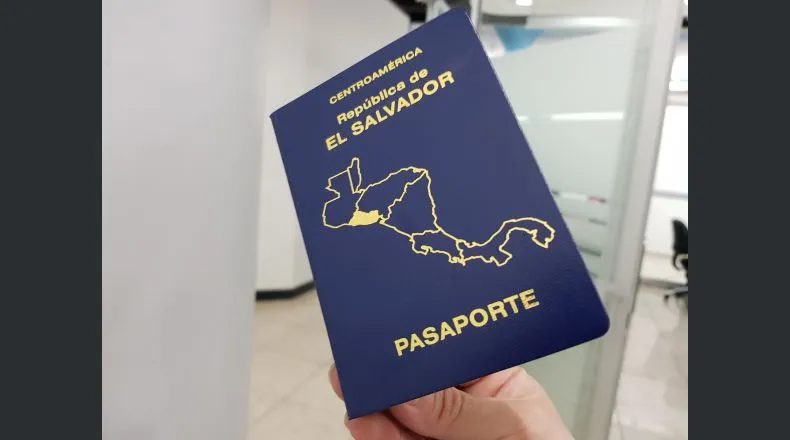 ¿Por qué está prohibido sonreír en la foto del pasaporte?