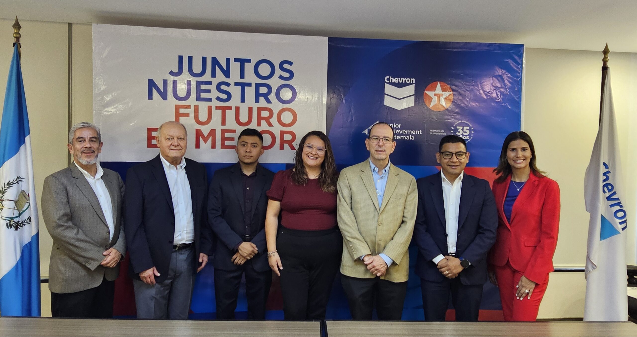 Acuerdo entre Chevron y Junior Achievement Guatemala beneficia a jóvenes con becas universitarias