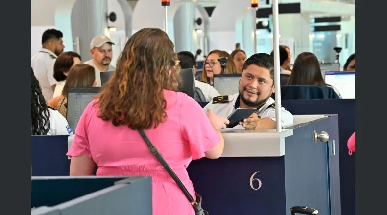 El Salvador simplifica proceso de migración para pasajeros que salgan desde el aeropuerto internacional