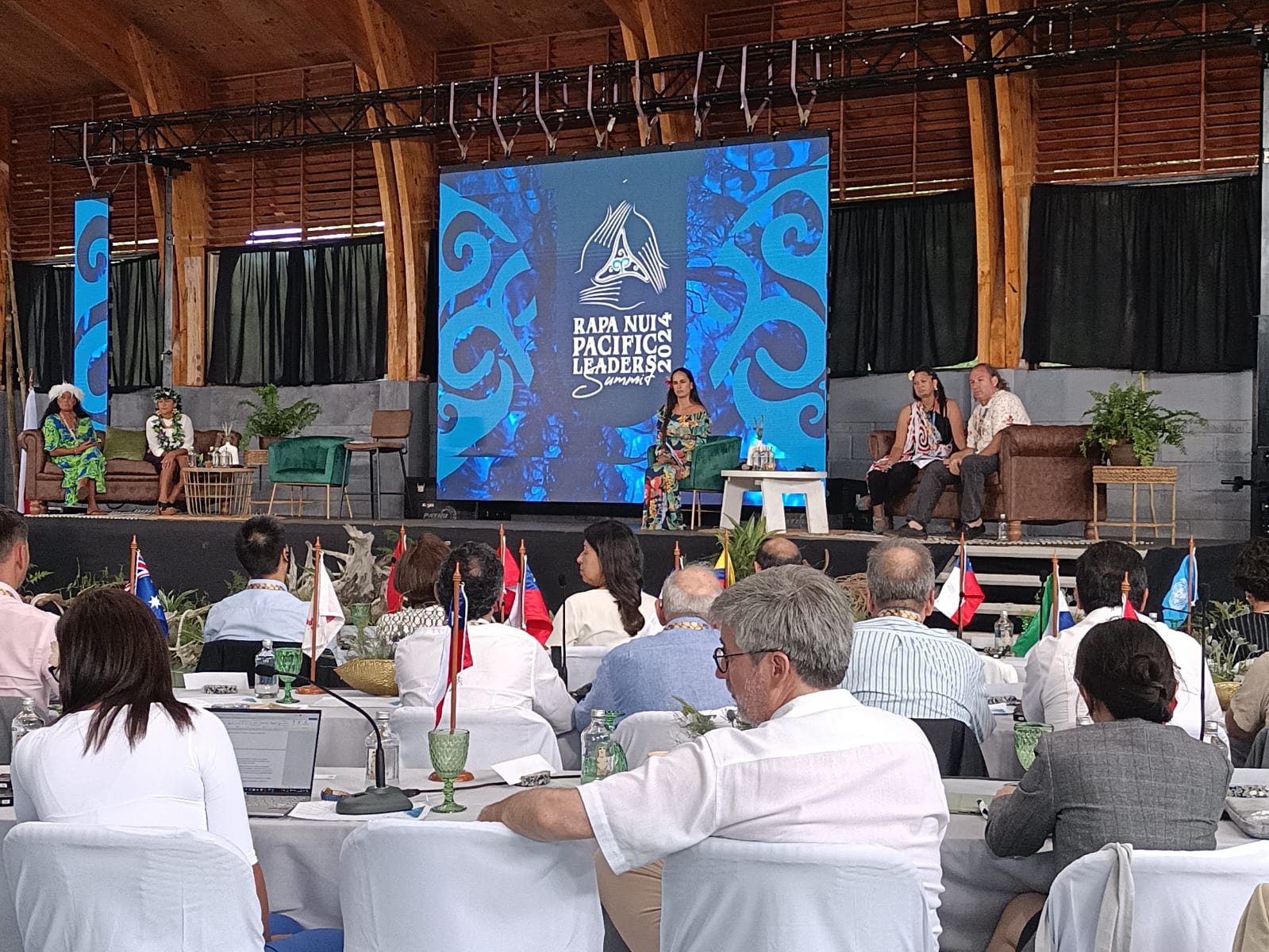 Proyecto tico promueve turismo accesible y transformación del plástico en cumbre mundial en la Isla de Pascua