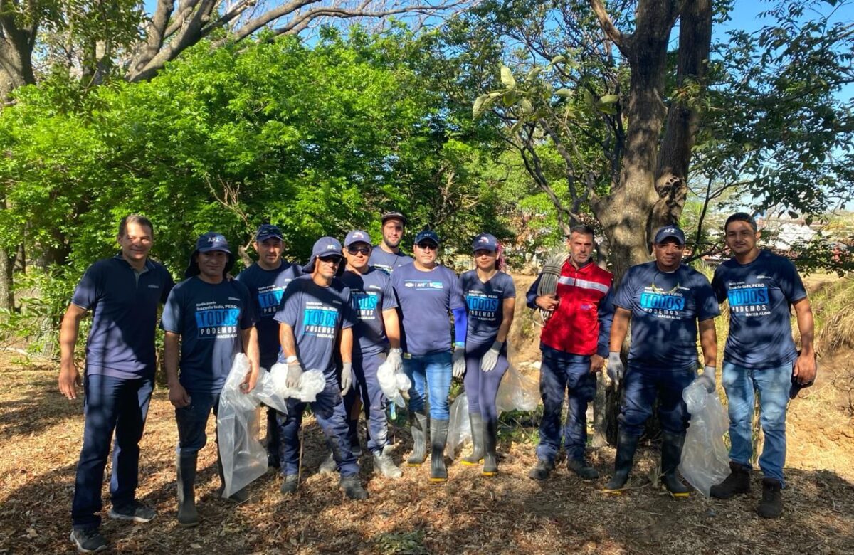 Voluntarios de América Free Zone  sacan más de 1000 kilos de residuos no tradicionales y basura del río Burío en Heredia