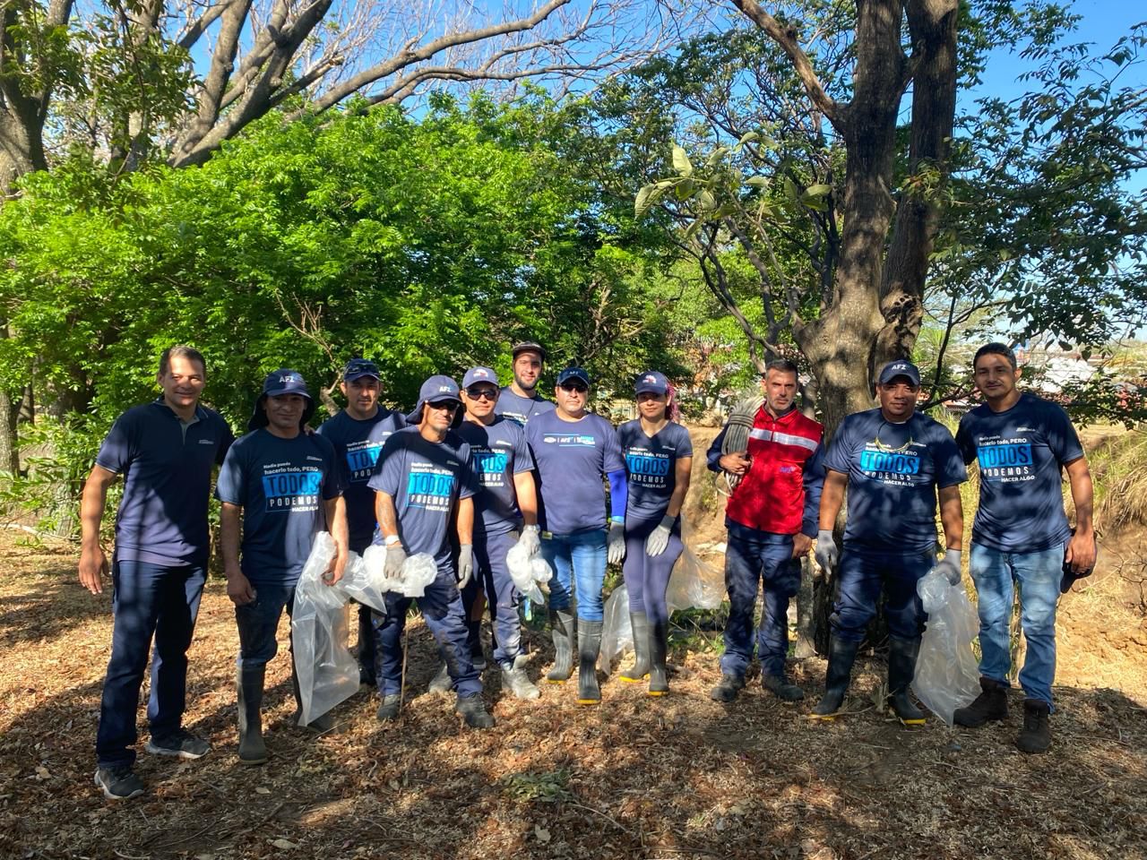 Voluntarios de América Free Zone  sacan más de 1000 kilos de residuos no tradicionales y basura del río Burío en Heredia