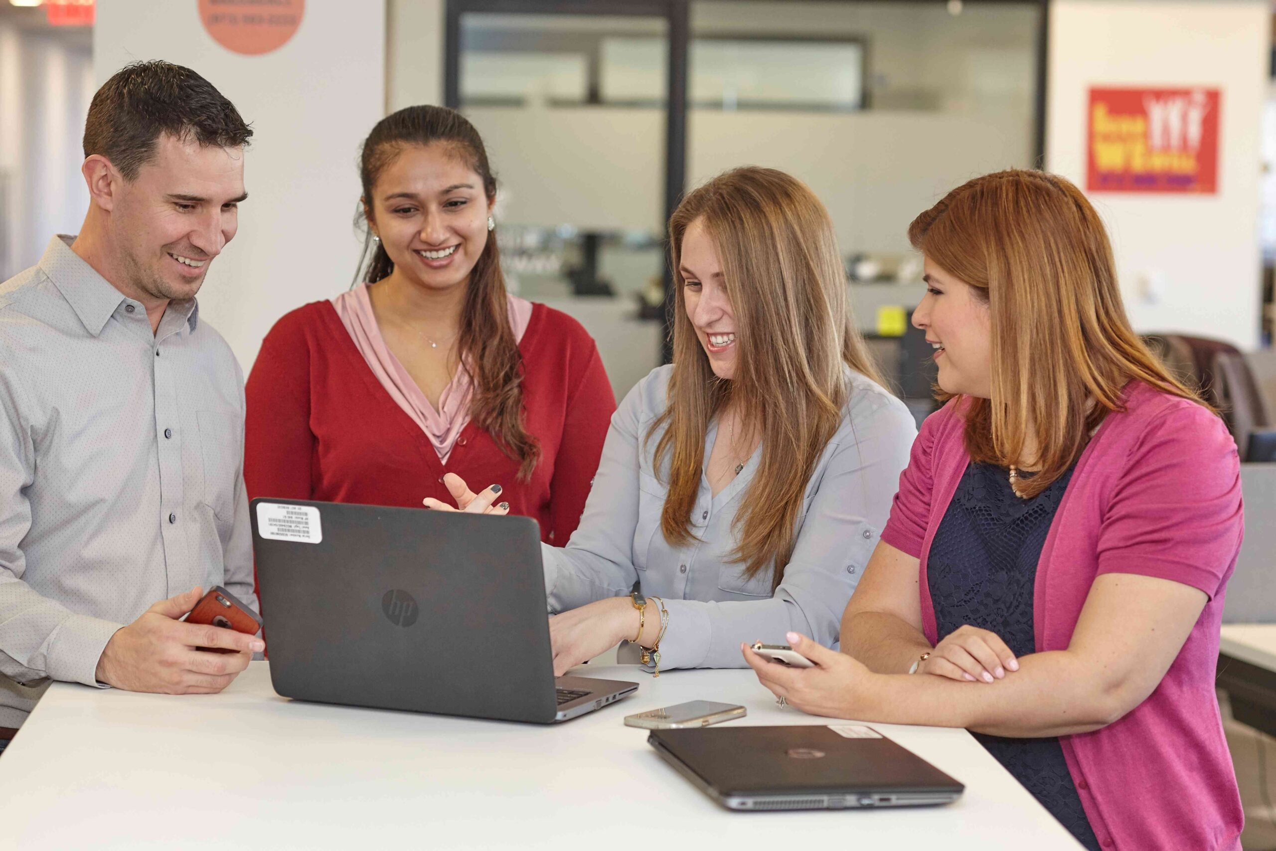 Mondelēz erradica brecha salarial entre empleados hombres y mujeres