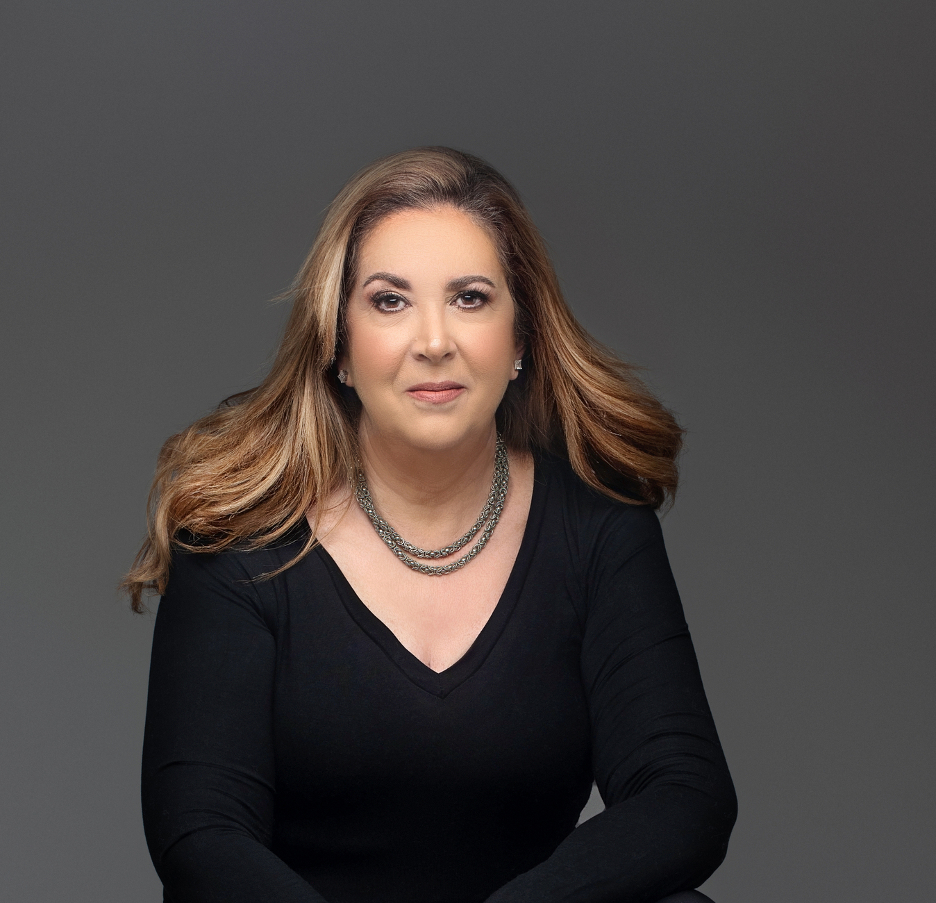 Artista costarricense Susana Rubinstein presente en la colección Artist Series 2024 de Tommy Bahama