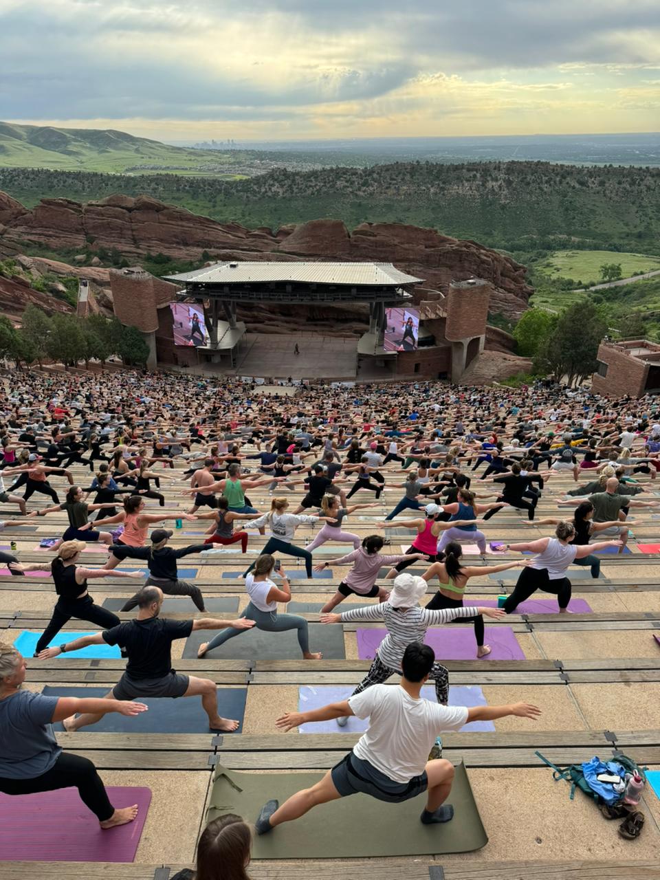 Costa Rica fortalece su posicionamiento en Denver, Colorado en clases de yoga multitudinarias