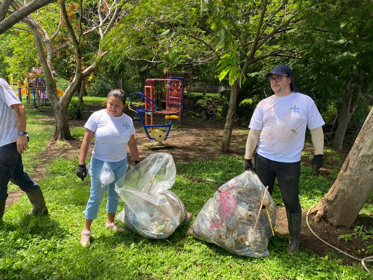 Extraen 1,2 toneladas de residuos de basuravalorizables del río Burío en Heredia