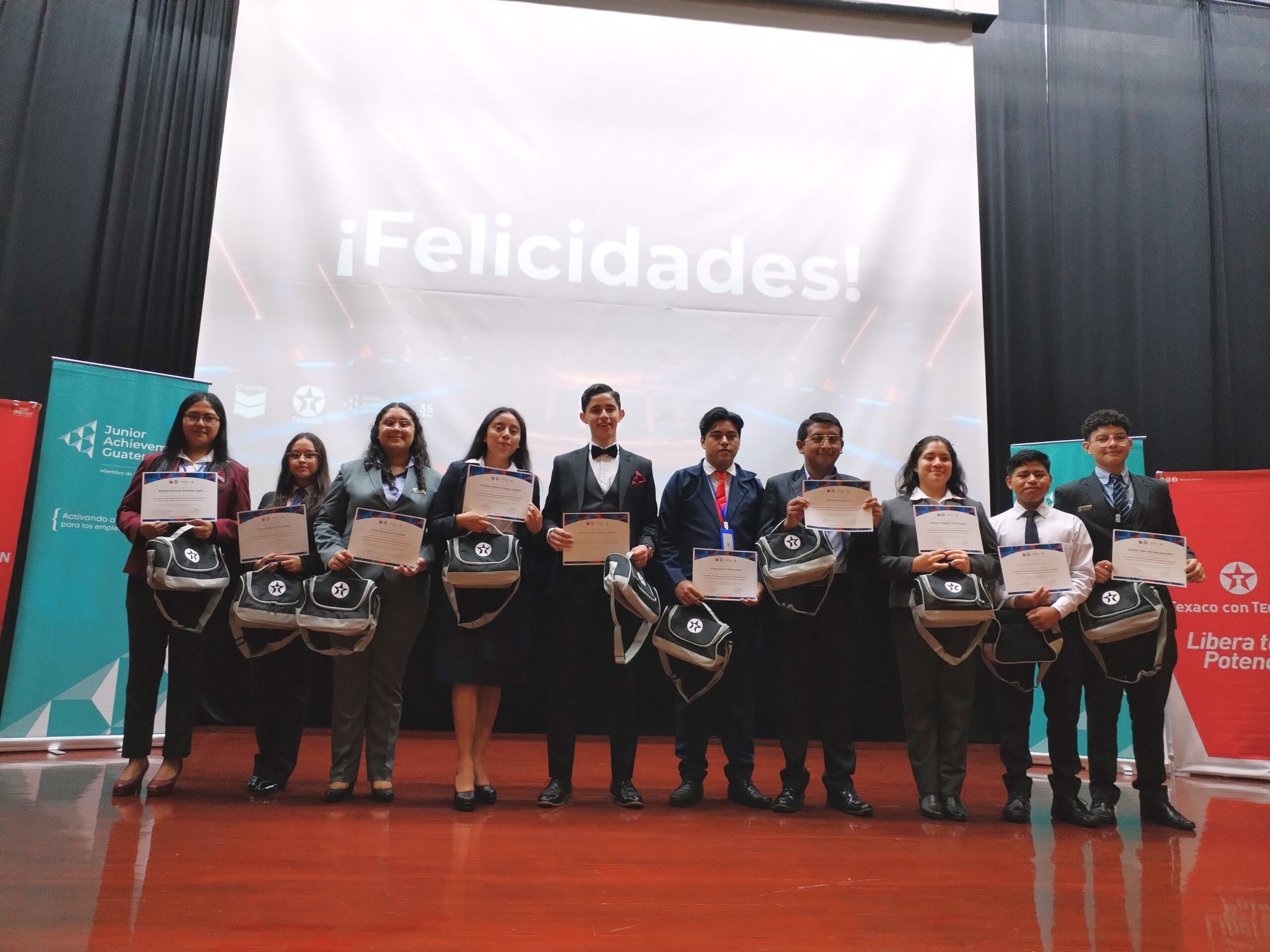 Estudiantes de secundaria destacan en la semifinal del 12º Concurso de Oratoria TEXACO y Junior Achievement