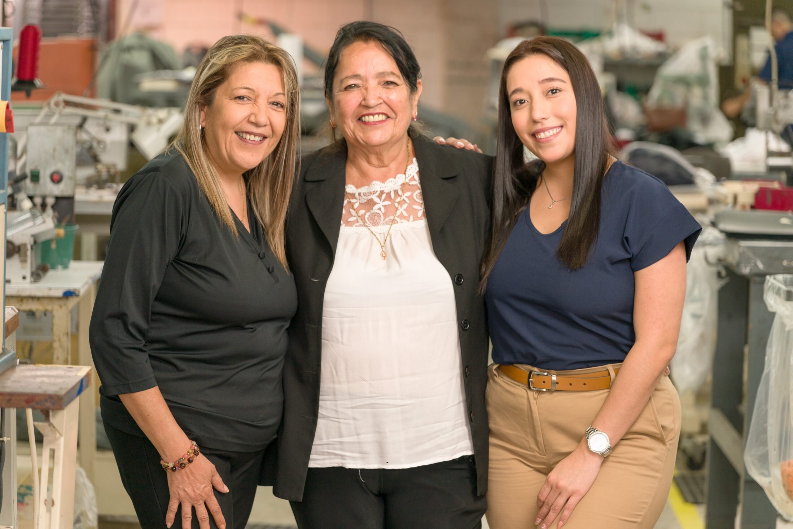 Tres generaciones de la misma familia han ligado sus vidas con el olor del cuero fabricando productos Del Rio