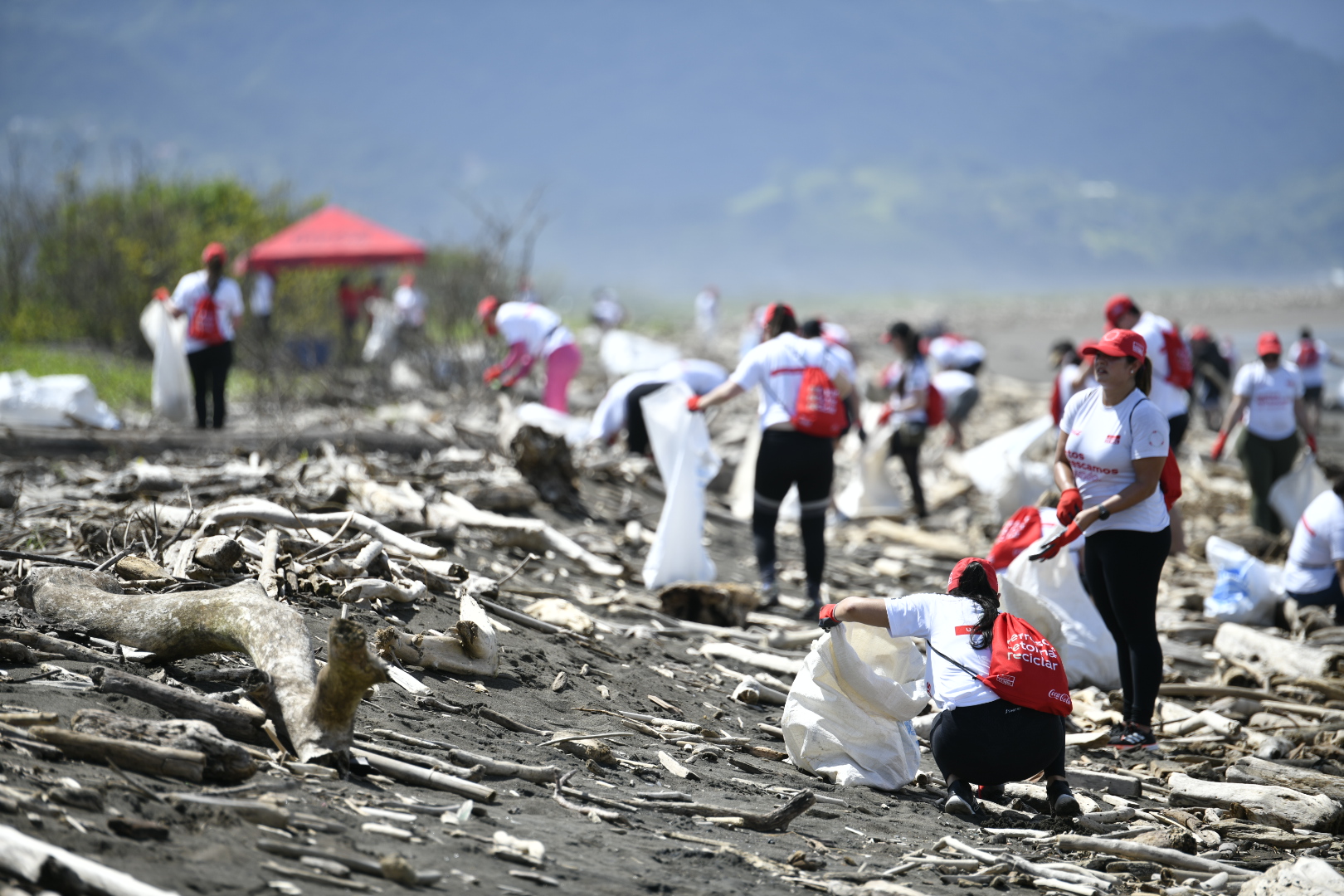 Más de 150 voluntarios del Sistema Coca-Cola recolectan  más de 2.000 kg de residuos en Playa Guacalillo de Puntarenas