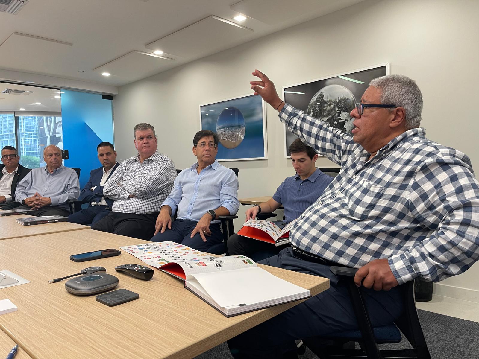 Francisco Sinibaldi, Vicepresidente de Bebidas no Carbonatadas de Alimentos Maravilla, presentó en Miami su libro “Una historia de Maravilla” ante importantes empresarios latinoamericanos