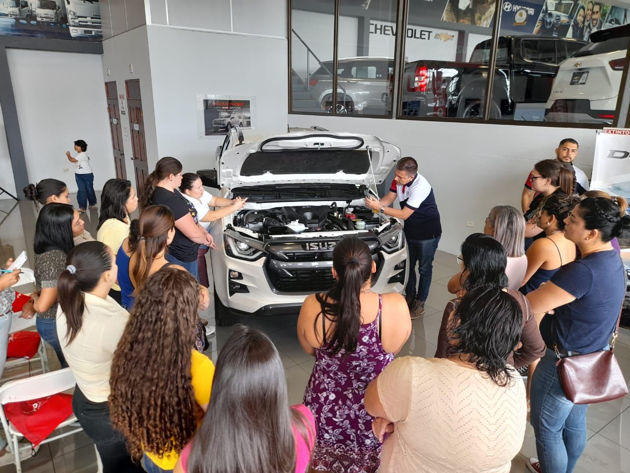 Taller de mecánica básica gratuito  para mujeres en Lindora