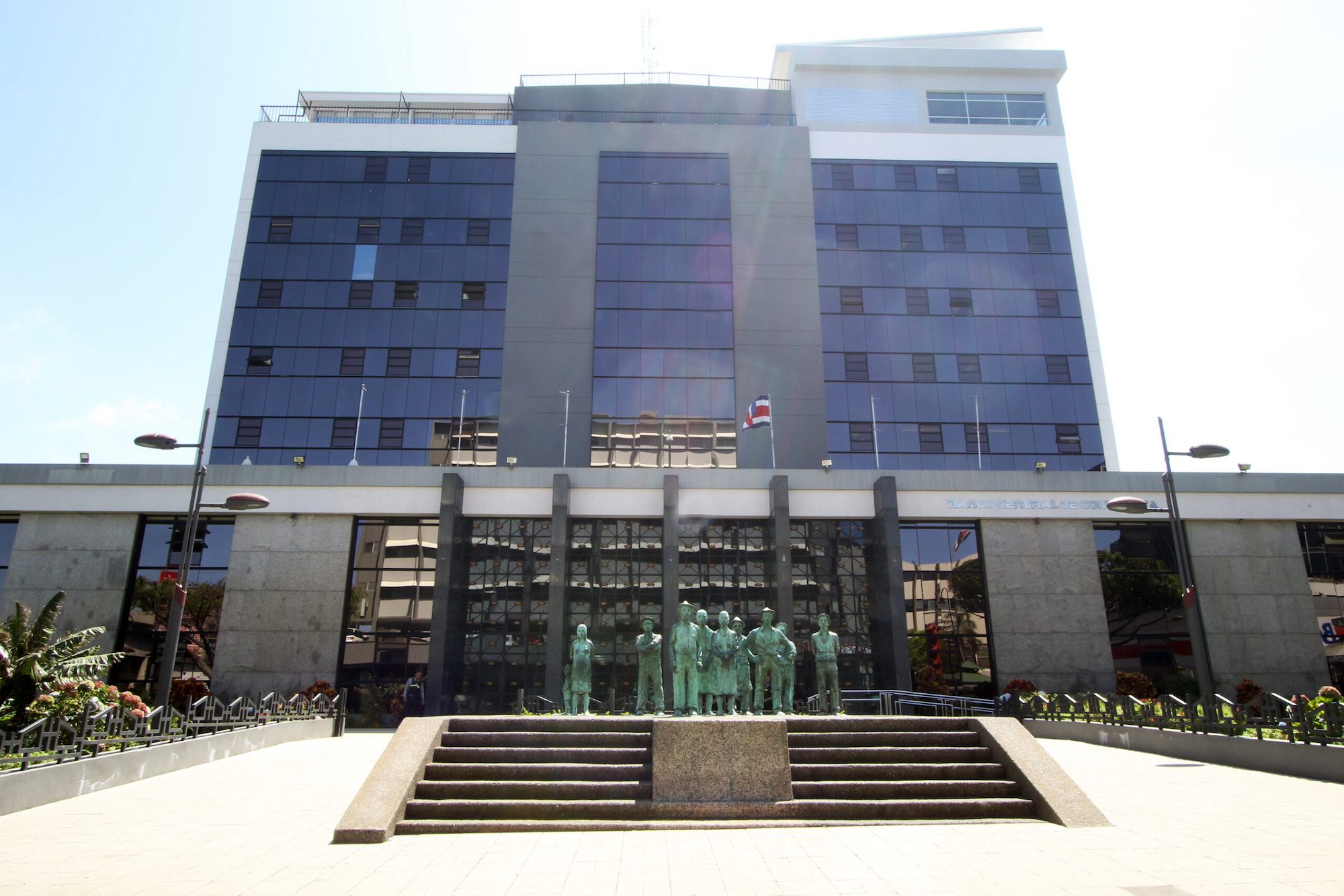 Dinero ahorrado en el sistema bancario costarricense creció 7% en el último año