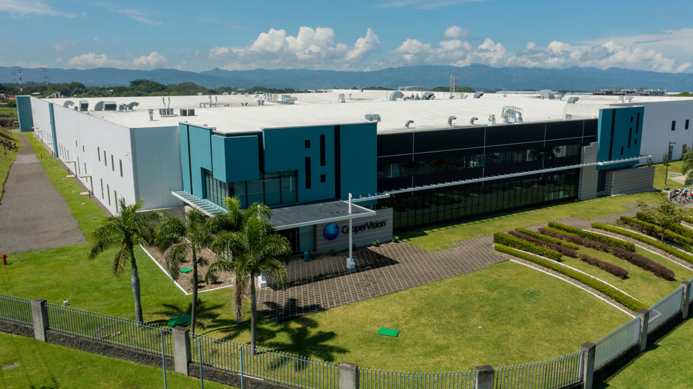 CooperVision desde Coyol Free Zone producen y exportan más de 600 millones de lentes de contacto al año
