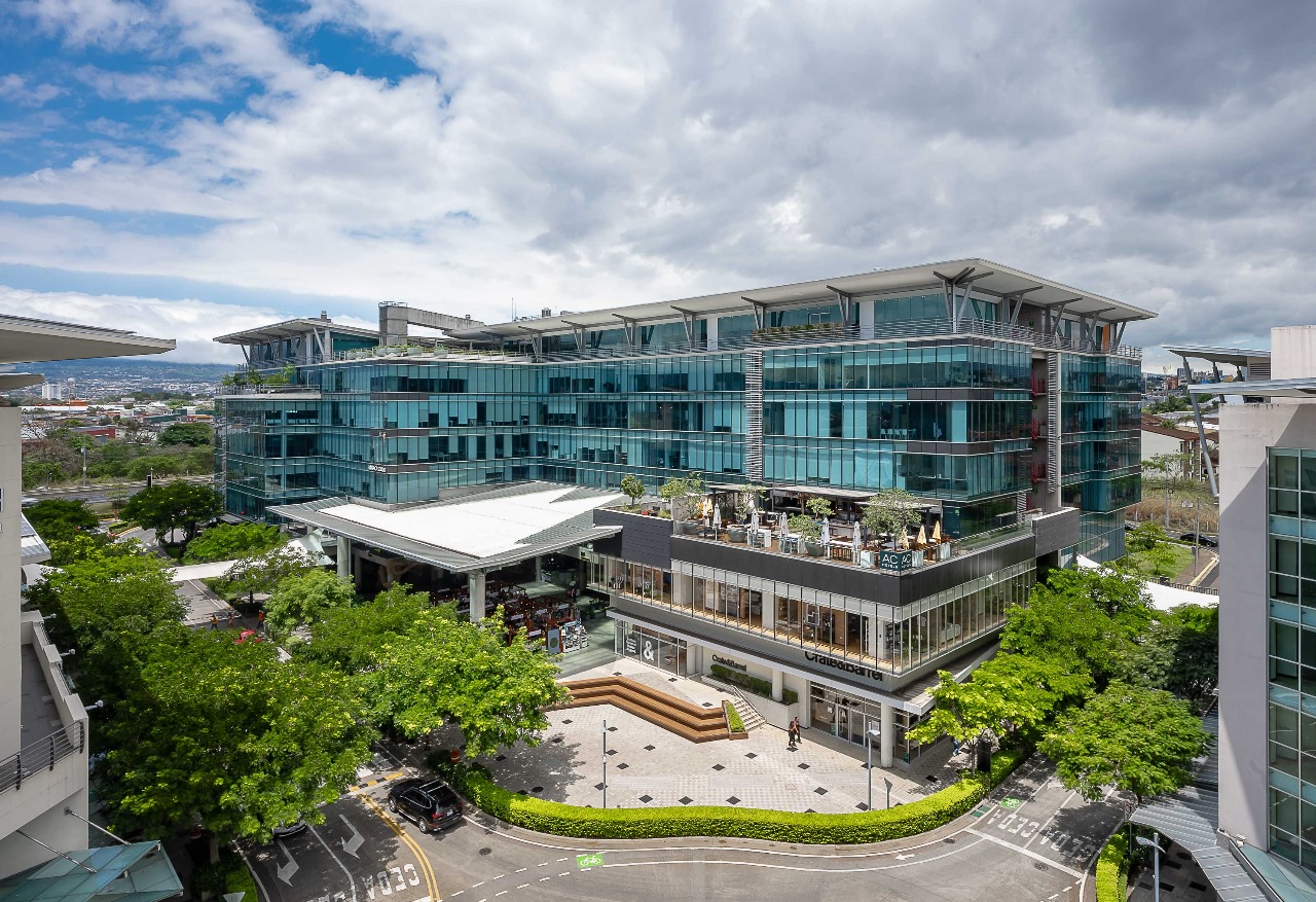 Chilling Sunsets llegan a Avenida Escazú para disfrutar las tardes de verano en comunidad