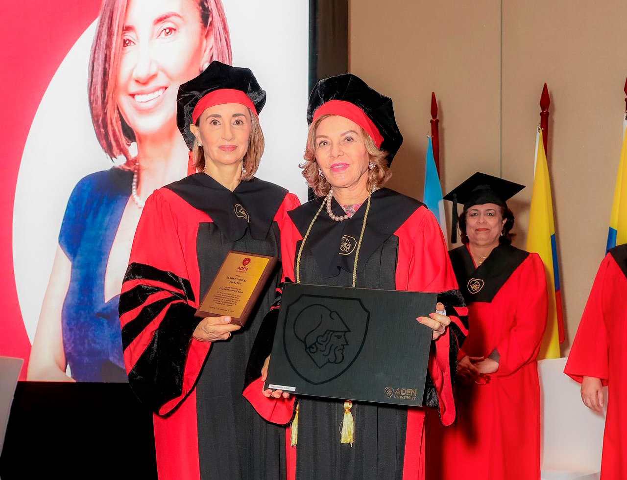 Isabel Noboa recibe doctorado de ADEN