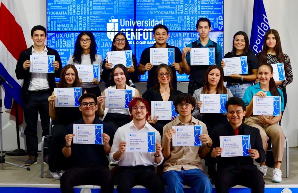 16 Estudiantes reciben becas completas para transformar el futuro tecnológico de Costa Rica