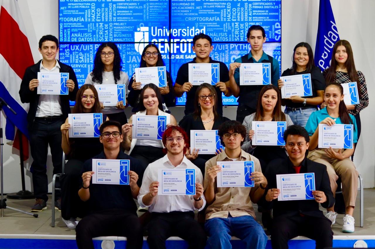 16 Estudiantes reciben becas completas para transformar el futuro tecnológico de Costa Rica