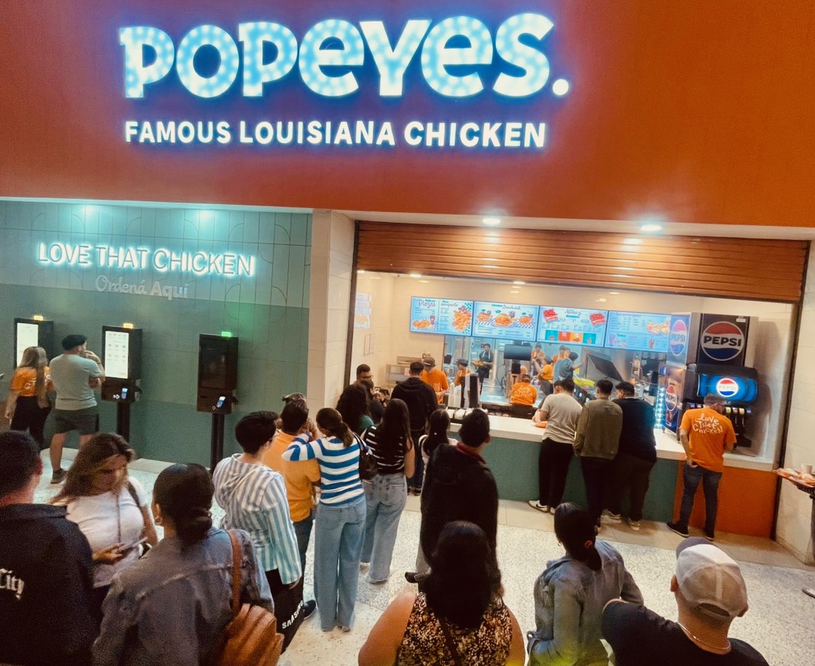 Popeyes®: la icónica marca de pollo frito abre su segundo restaurante en Costa Rica