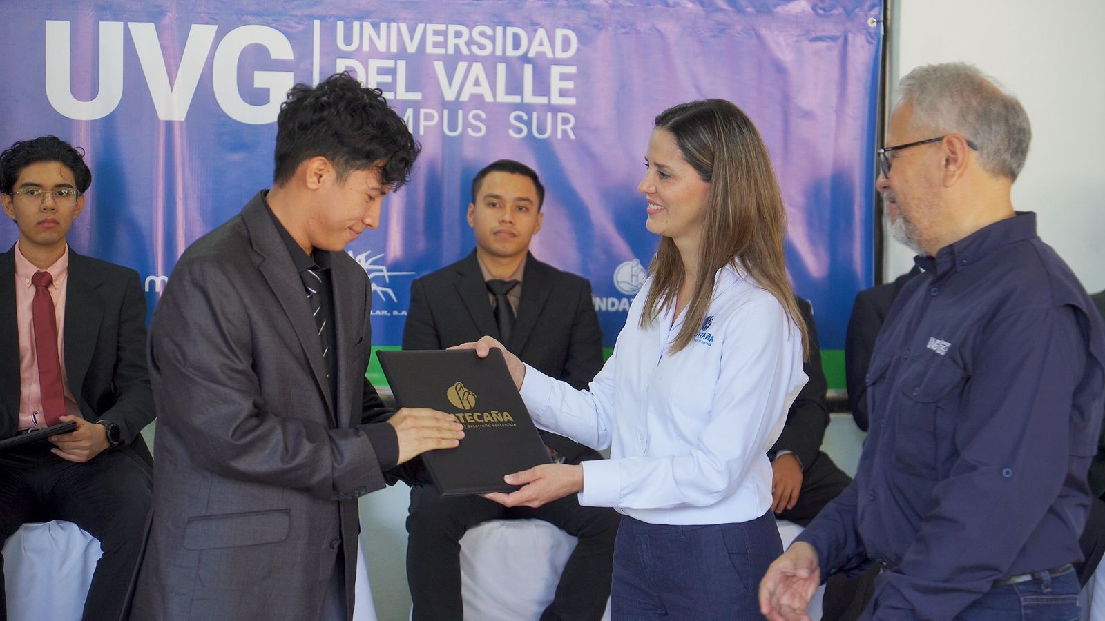 Guatecaña entrega 12 becas universitarias a jóvenes de la Costa Sur