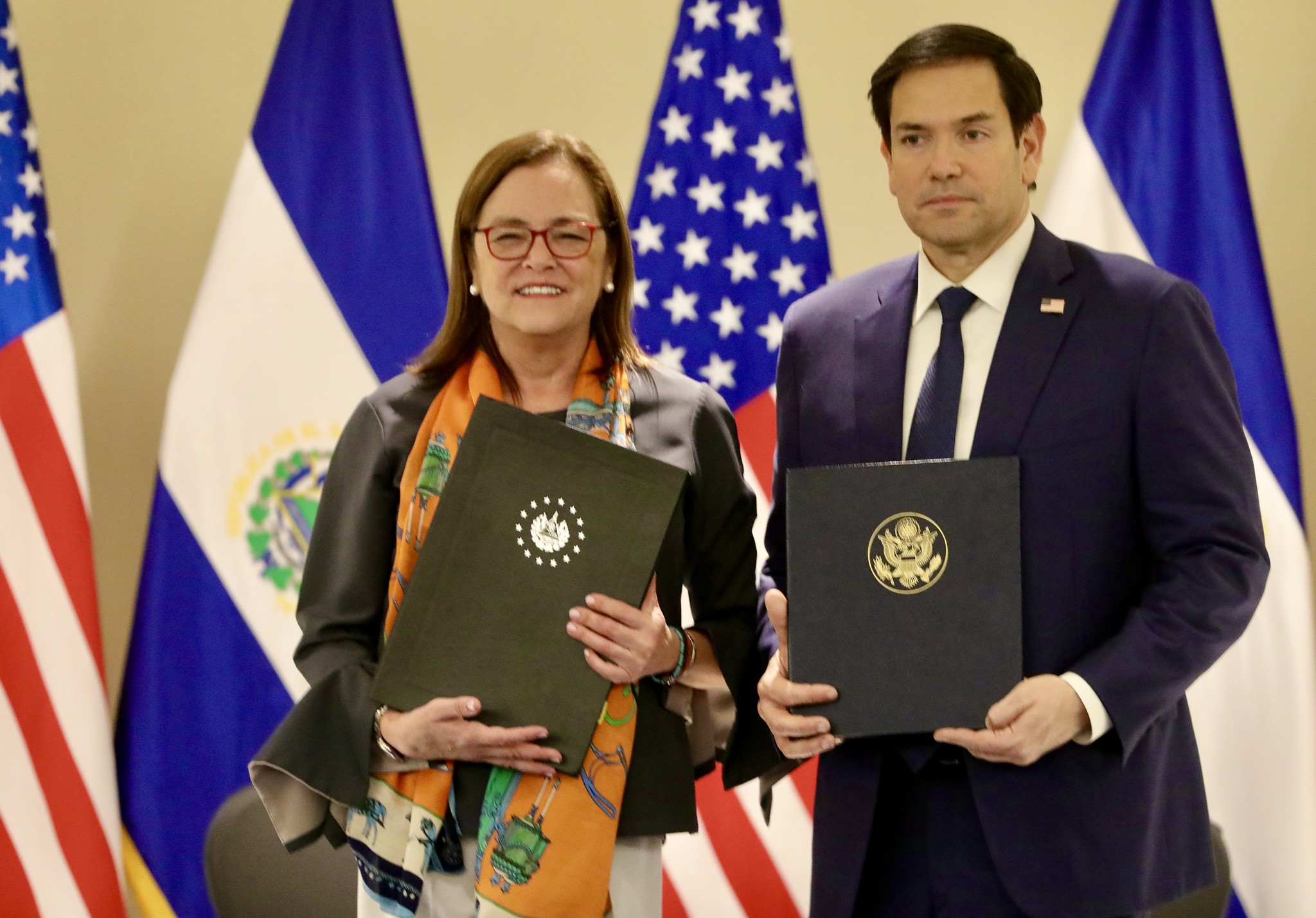 El Salvador y Estados Unidos firman acuerdo para cooperación en energía nuclear pacífica