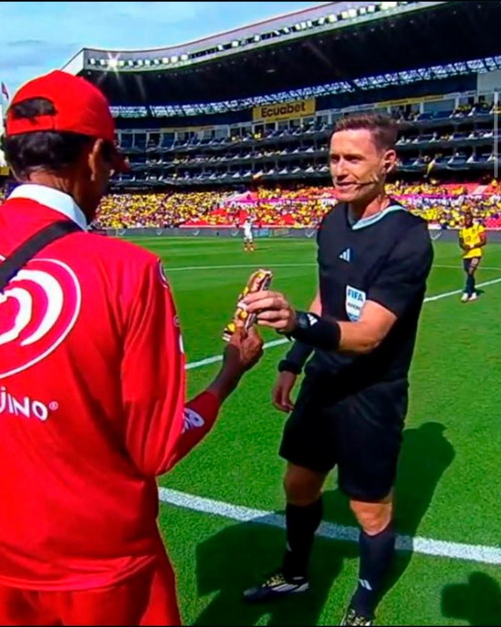 Helados Pingüino presente en el juego eliminatorio Ecuador-Venezuela