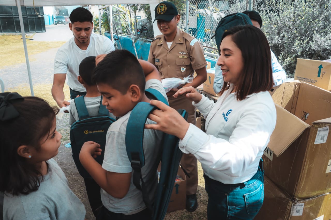 Donación de útiles escolares busca despertar la ilusión de aprender para 193 niños de escasos recursos en Guatemala